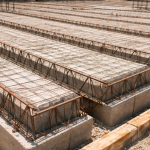 Boas práticas e riscos estruturais na montagem e escoramento de lajes treliçadas, analisados por Valderci Malagosini Machado.