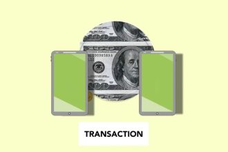 Ilustração isométrica de celulares realizando uma transferência de dinheiro online sobre fundo claro