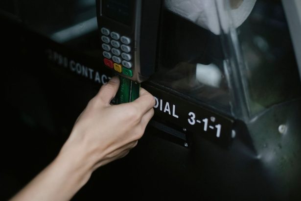 Pessoa paga uma corrida de táxi aproximando um cartão de um dispositivo de pagamento dentro do veículo.