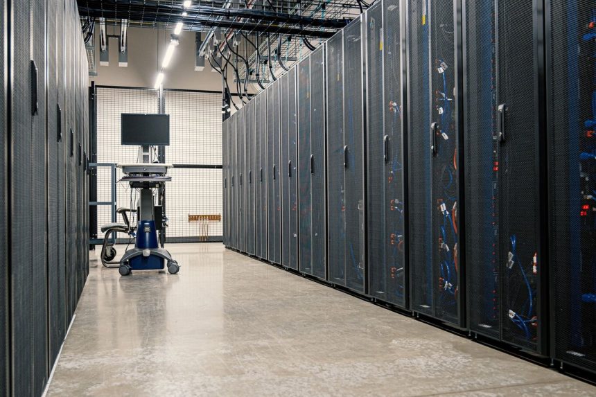 Armários metálicos com servidores, dispositivos de rede e cabos em um data center moderno